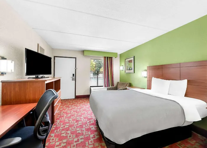 Golf Hotels in Selma